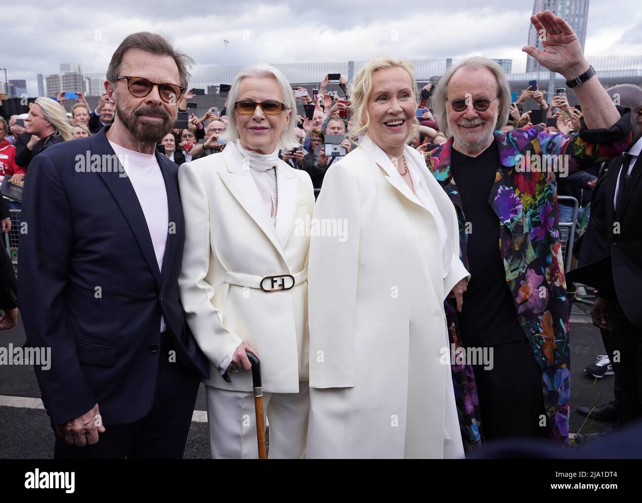(L bis R) Bjorn Ulvaeus, Anni-Frid Lyngstad, Agnetha Faltskog und Benny Andersson, die beim digitalen Konzert von Abba Voyage in der ABBA Arena, im Queen Elizabeth Olympic Park, im Osten Londons, teilnehmen. Bilddatum: Donnerstag, 26. Mai 2022. Stockfoto