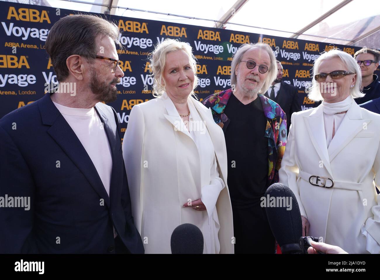 (L bis R) Bjorn Ulvaeus, Agnetha Faltskog, Benny Andersson und Anni-Frid Lyngstad beim Start des digitalen Konzerts von Abba Voyage in der ABBA Arena, Queen Elizabeth Olympic Park, East London. Bilddatum: Donnerstag, 26. Mai 2022. Stockfoto