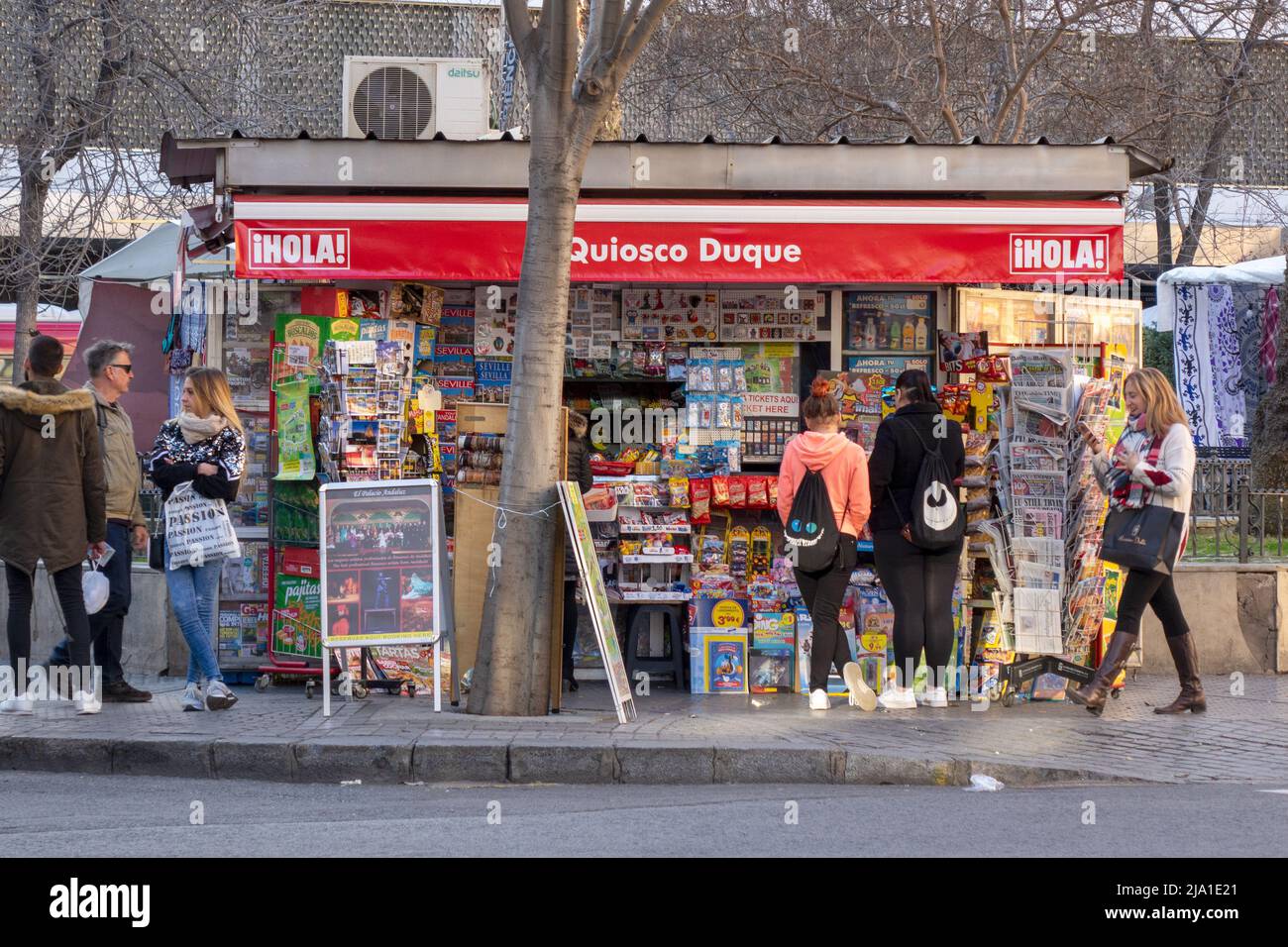 Kunden an Einem Seville News Stand Concession Kiosk im Stadtzentrum von Sevilla Spanien Newsstand auf der Plaza del Duque de la Victoria Sevilla Stockfoto