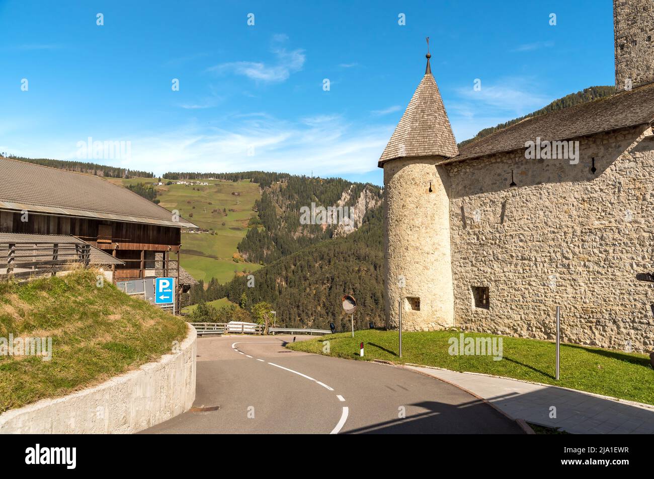 Blick auf Schloss Tor in St. Martin in Badia im Gadertal, Provinz Bozen, Südtirol, Italien Stockfoto