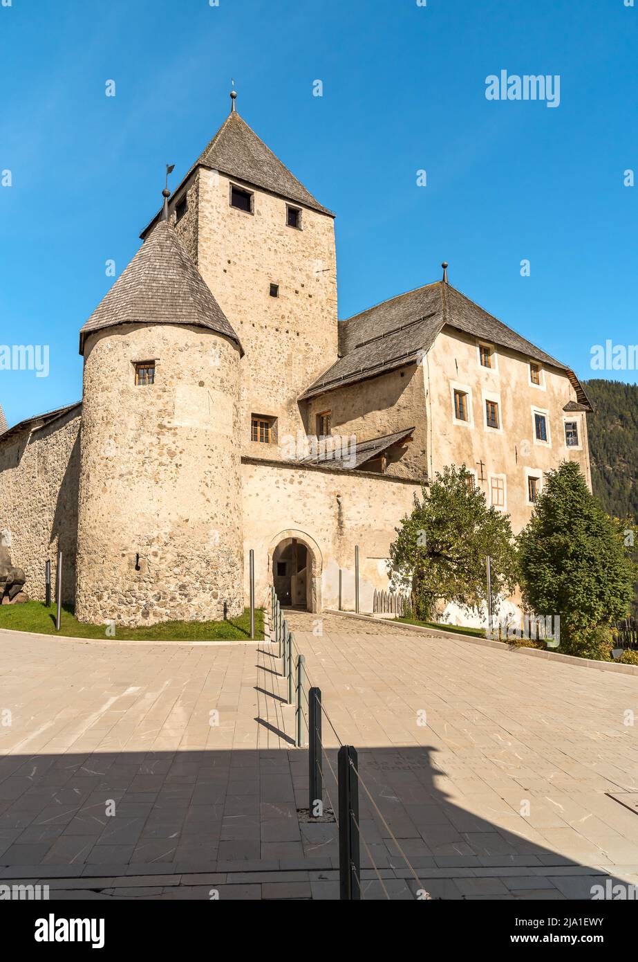 Blick auf Schloss Tor in St. Martin in Badia im Gadertal, Provinz Bozen, Südtirol, Italien Stockfoto