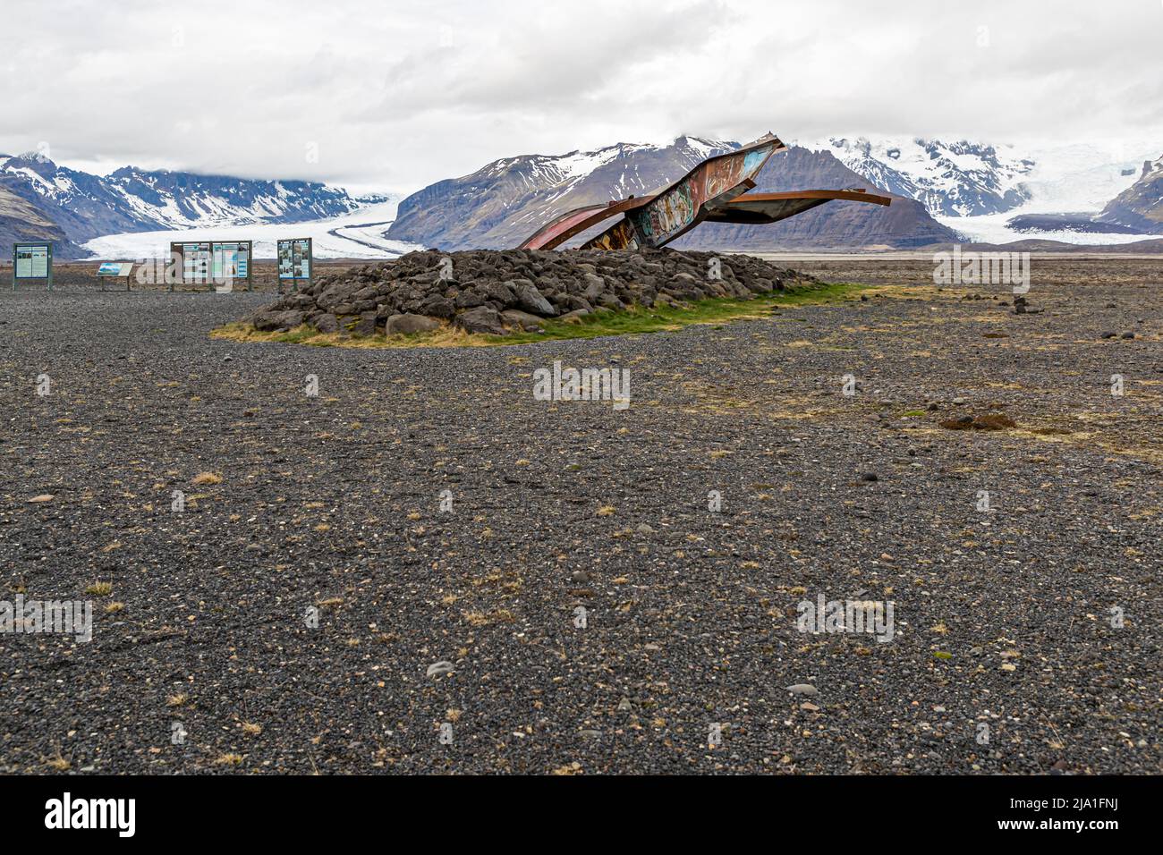 Das Denkmal der Skeiðará-Brücke in Island erinnert in Form von gebogenen Stahlträgern an die erste Brücke über die Schwemmebene des Vatnajökull-Gletschers, die 1996 durch einen Gletscherlauf zerstört wurde Stockfoto