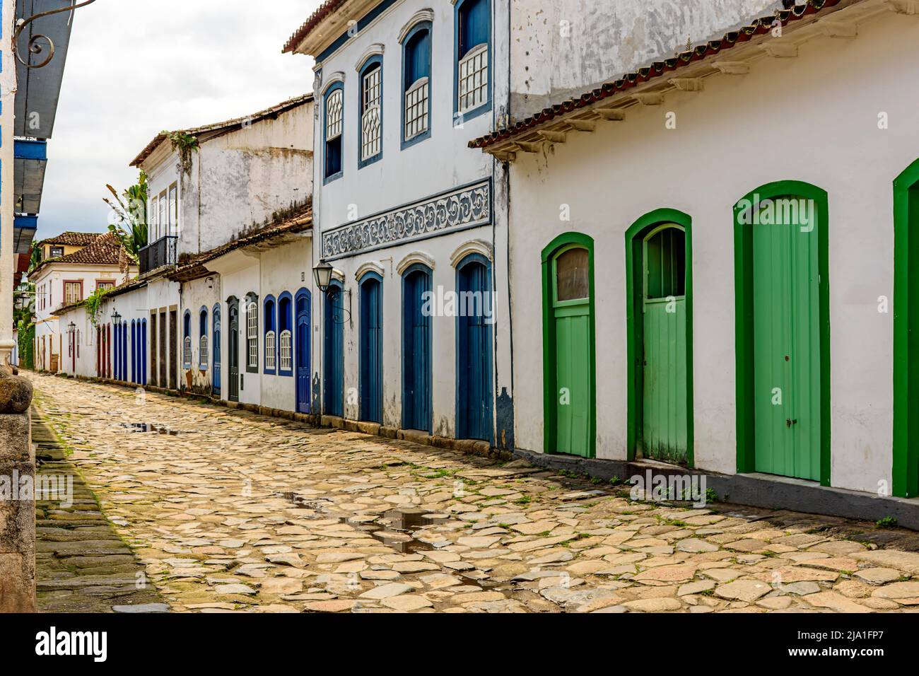 Fassaden alter Häuser im Kolonialstil in den Straßen der historischen Stadt Paraty an der Küste von Rio de Janeiro Stockfoto