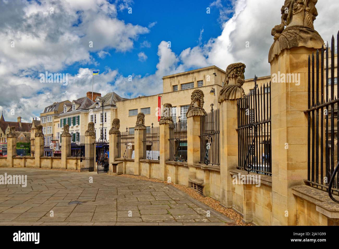 OXFORD STADT ENGLAND HERMS ODER RÖMISCHEN KAISER KÖPFE NACH AUSSEN AUF DIE SHELDONIAN Stockfoto