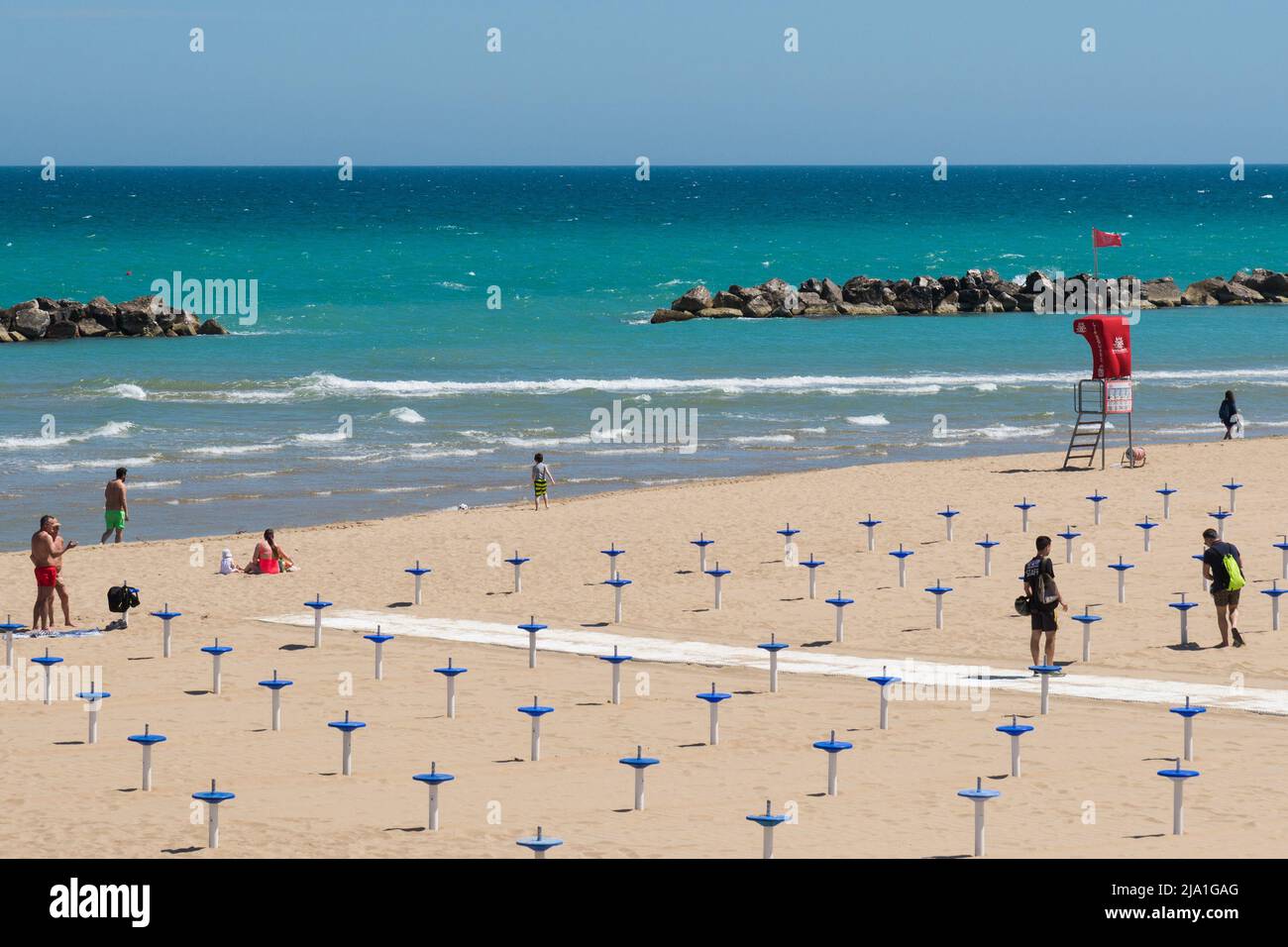 Termoli (CB),Molise Region,Italien:Nordpromenade von Termoli mit noch wenigen Menschen am Strand Ende Mai 2022, zu Beginn des Badens Stockfoto