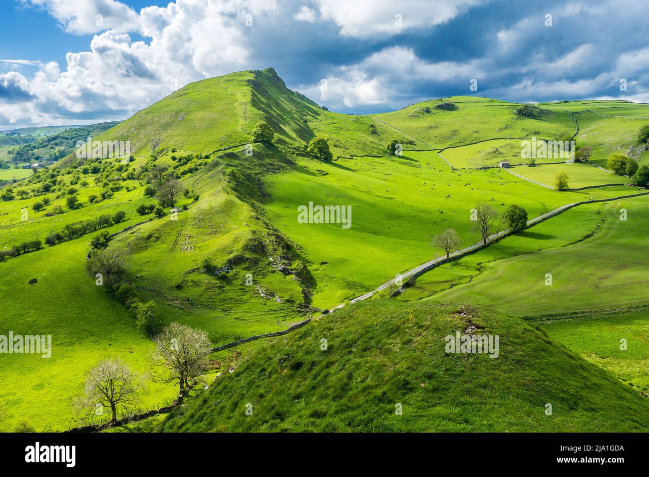 Chrome Hill im Peak District National Park, Großbritannien, ein wohlgeformter Gipfel im Kalkstein White Peak Stockfoto