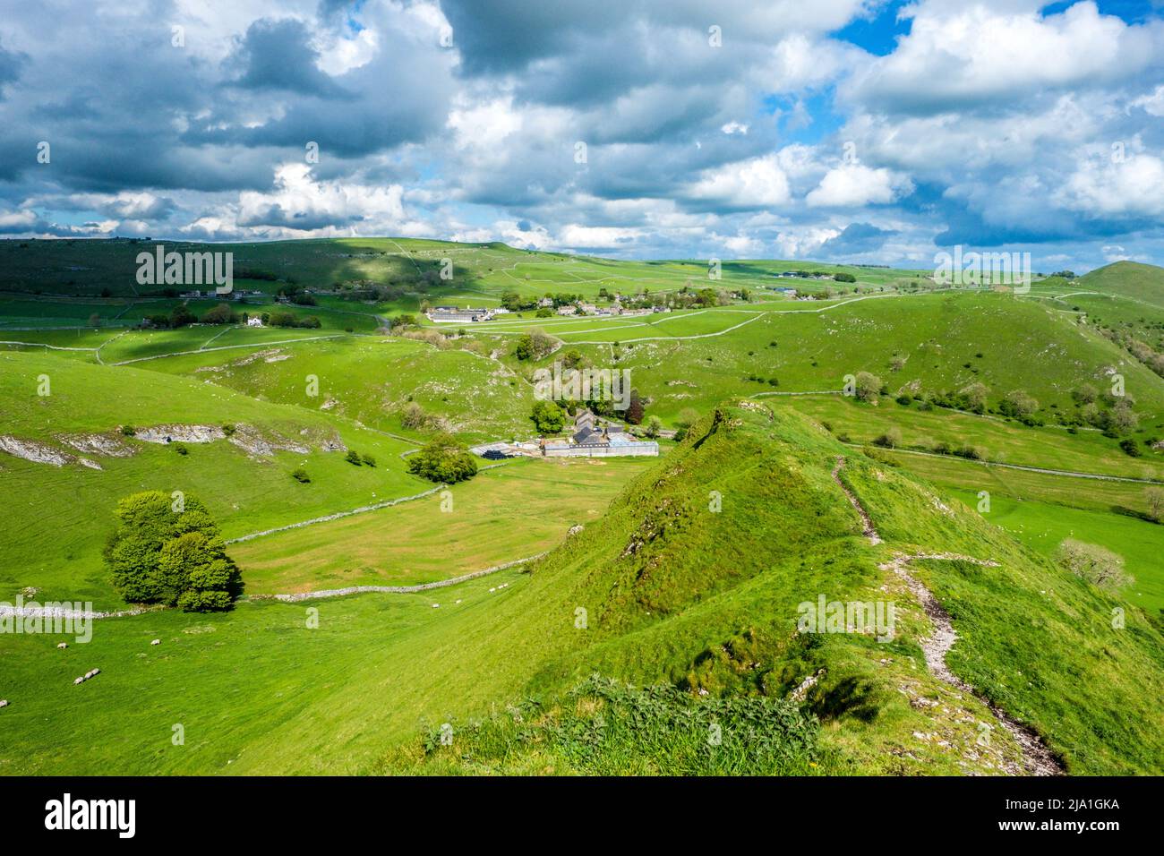 Das Dorf Earl Sterndale im Peak District vom Parkhouse Hill aus gesehen Stockfoto
