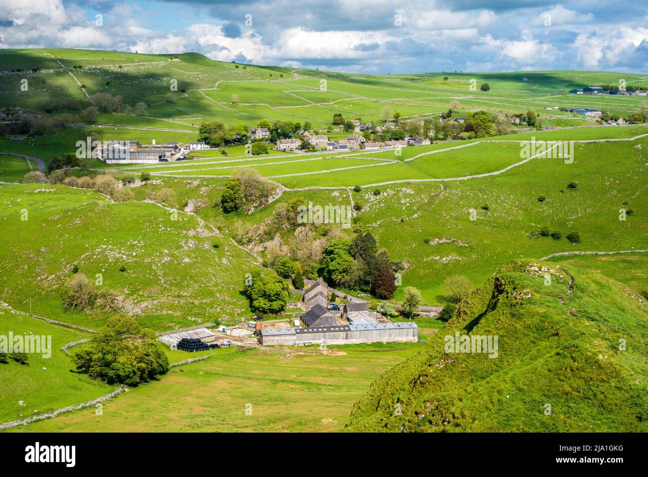 Das Dorf Earl Sterndale im Peak District vom Parkhouse Hill aus gesehen Stockfoto