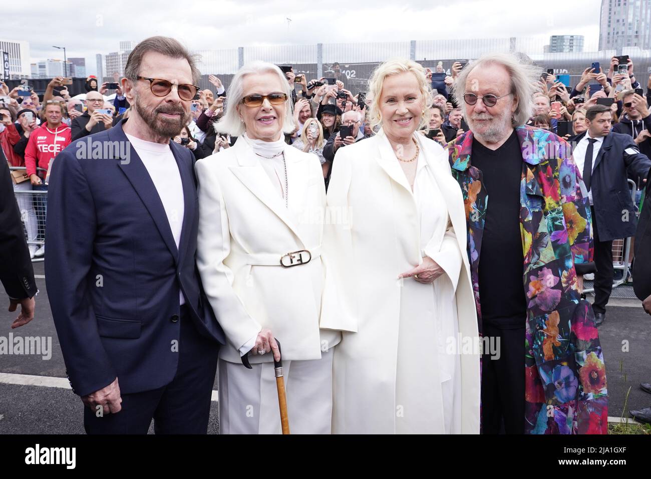 (L bis R) Bjorn Ulvaeus, Anni-Frid Lyngstad, Agnetha Faltskog und Benny Andersson, die beim digitalen Konzert von Abba Voyage in der ABBA Arena, im Queen Elizabeth Olympic Park, im Osten Londons, teilnehmen. Bilddatum: Donnerstag, 26. Mai 2022. Stockfoto
