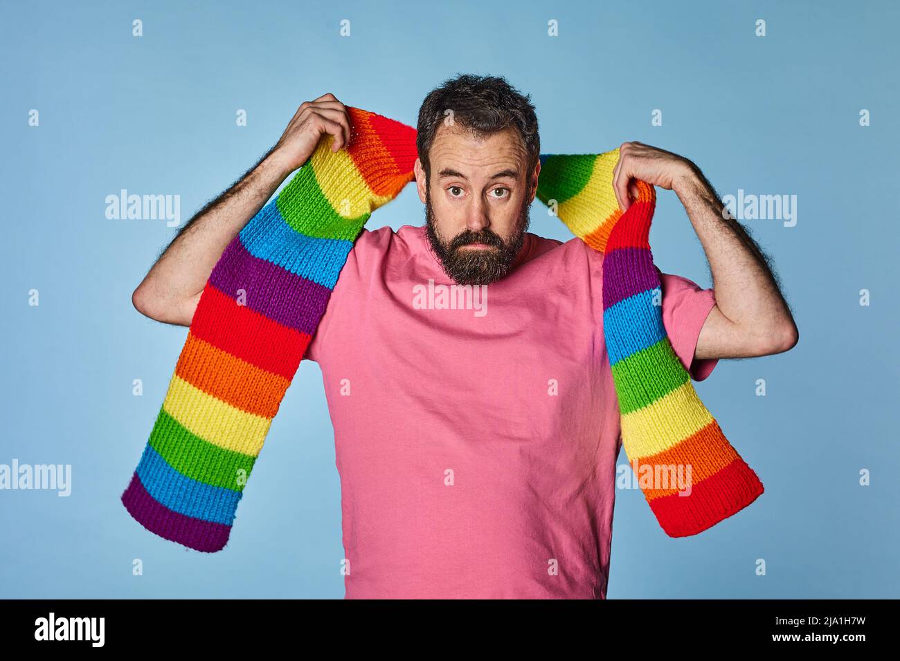 Schwuler Mann im Portrait mit Regenbogenfarbenem Schal. Gay Stolz Tag. Lgbq Gemeinschaft. Stockfoto