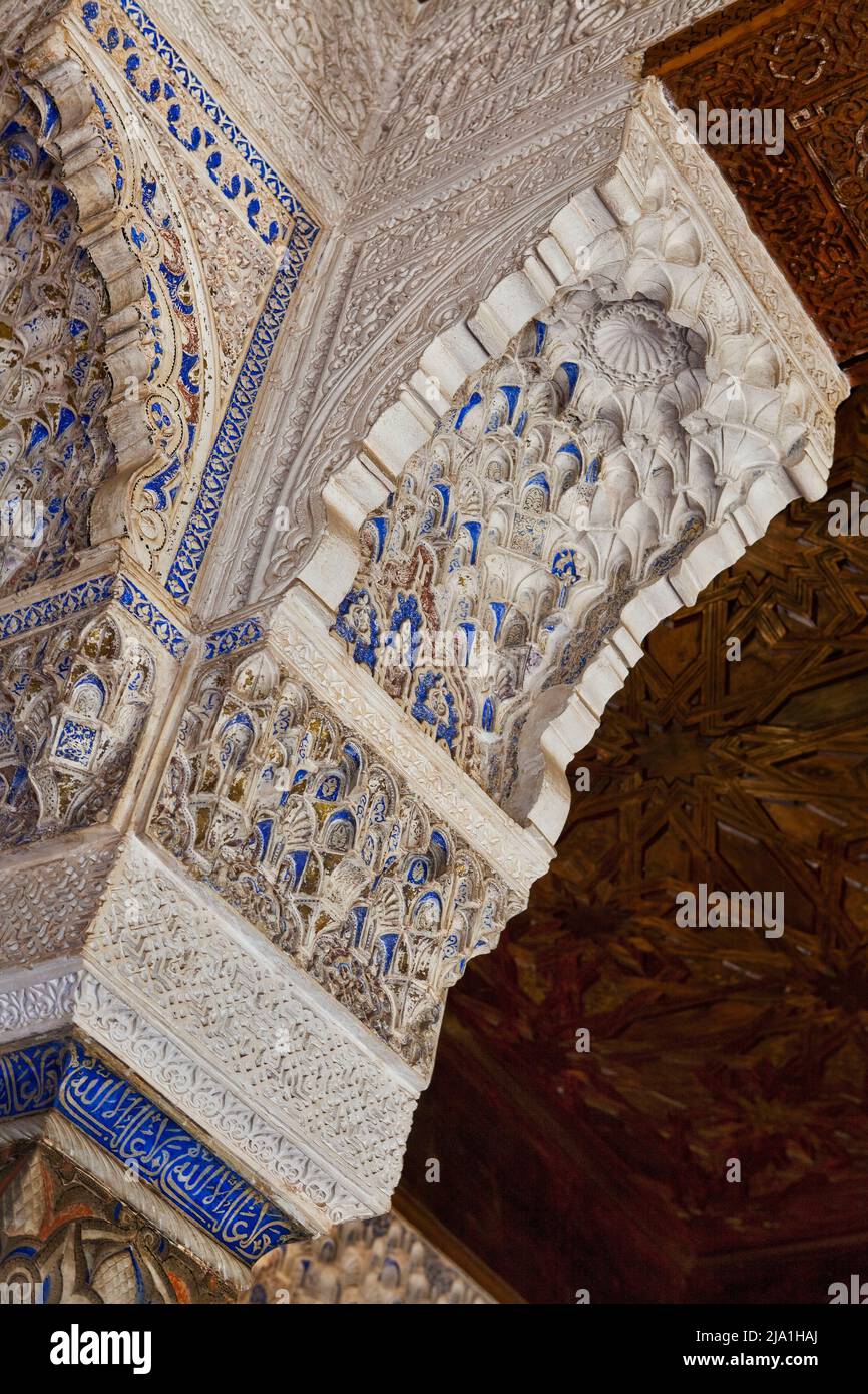 Arabeske Gipssäule und Holzdecke 14. Jahrhundert die Alhambra Granada Spanien Stockfoto