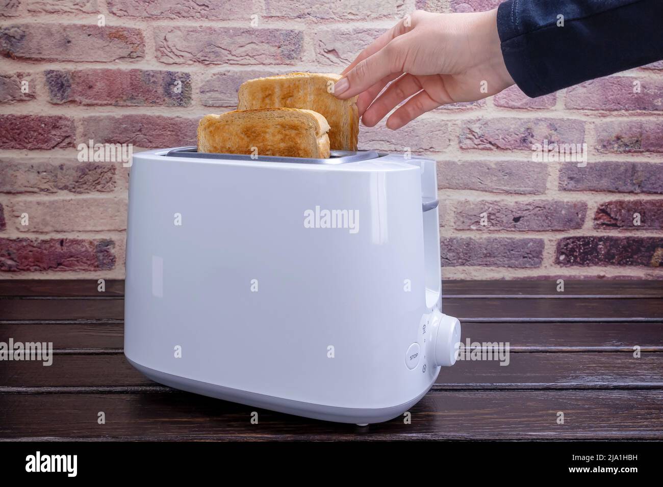 Aus dem Toaster kommen tolle Toastscheiben. Gesundes Frühstück Essen und Heiztechnik Konzept. Stockfoto