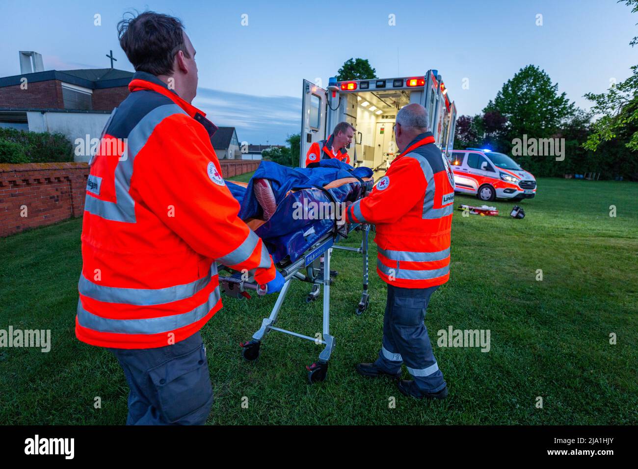 Landesbergen, Deutschland. 11. Mai 2022: Deutsche Sanitäter vom Deutschen Roten Kreuz arbeiten an einer Notaufnahme. Deutsches Rotes Kreuz ist das nationale R Stockfoto