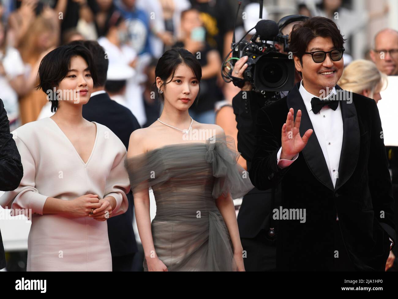 Mai 2022. Cannes, Frankreich. Lee Joo-Young, Lee JiEun und Song Kang-ho nahmen an der Broker Premiere teil, Teil des 75. Cannes Filmfestivals, Palais de Festival, Cannes. Quelle: Doug Peters/EMPICS/Alamy Live News Stockfoto