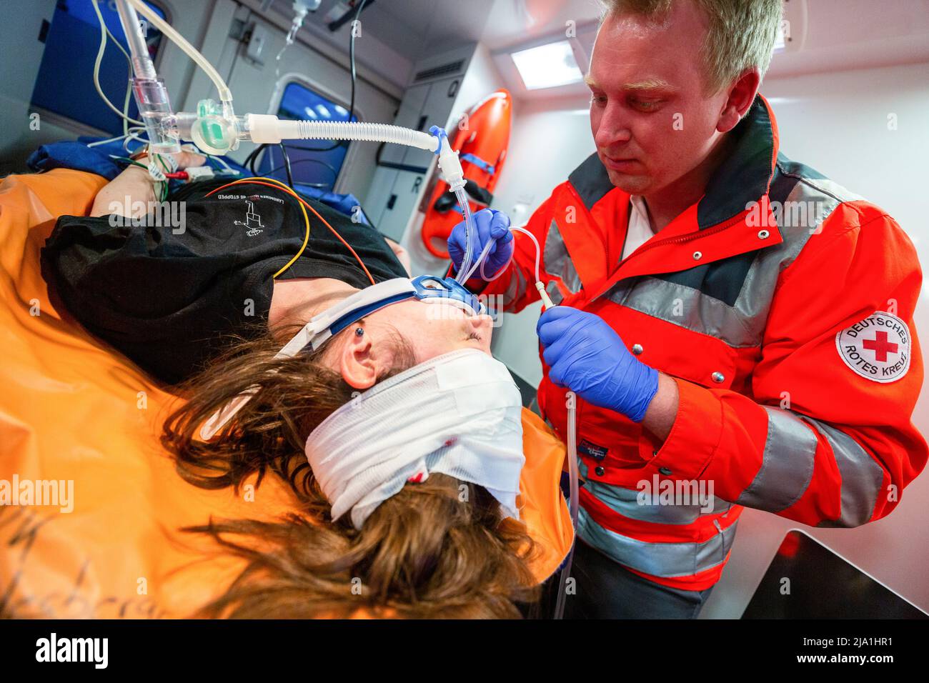 Landesbergen, Deutschland. 11. Mai 2022: Deutsche Sanitäter vom Deutschen Roten Kreuz arbeiten an einer Notaufnahme. Deutsches Rotes Kreuz ist das nationale R Stockfoto