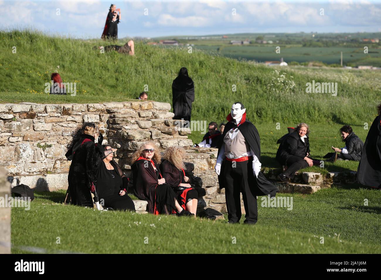 Menschen, die in Whitby Abbey in Whitby, Yorkshire, als Vampire verkleidet sind, versuchen, am 125.. Jahrestag der Veröffentlichung von Dracula einen neuen Guinness-Weltrekord für die meisten Vampire an einem Ort zu stellen. Bilddatum: Donnerstag, 26. Mai 2022. Stockfoto