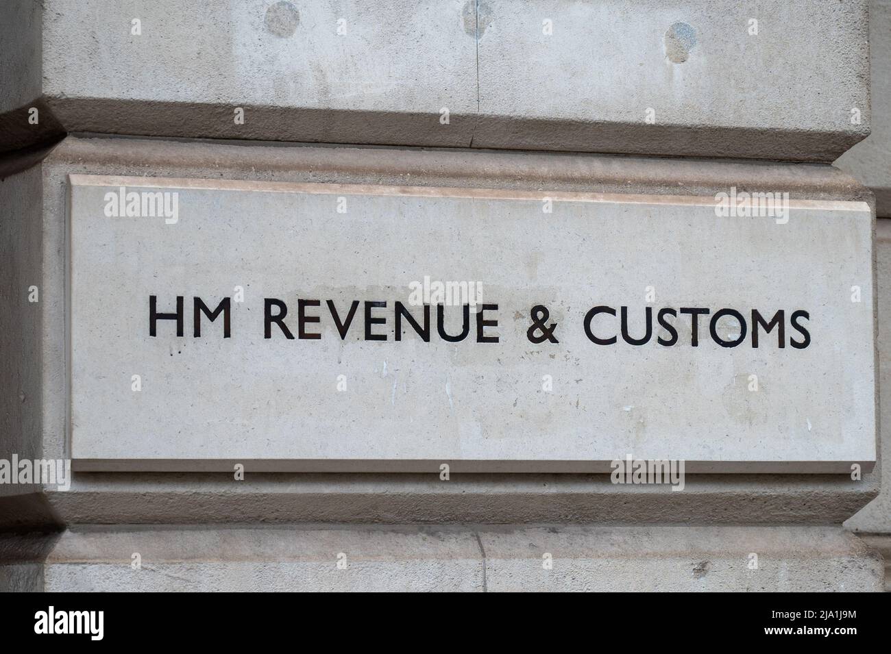 London, Großbritannien - 3. Mai 2022: Das Zeichen für das HM Revenue & Customs Gebäude in London Stockfoto