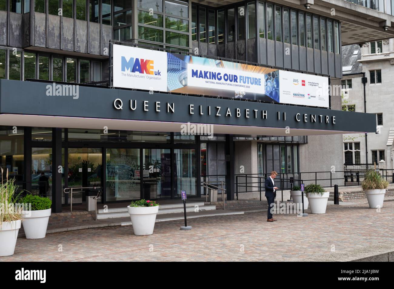 London, Großbritannien - 3. Mai 2022: Der Eingang zum Queen Elizabeth II Centre in London Stockfoto