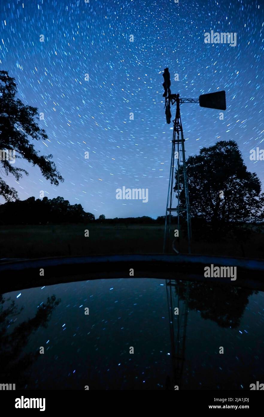 Eine traditionelle Windmühle der argentinischen Pampas in einer sternenklaren Nacht, Pardo, Provinz Buenos Aires, Argentinien. Stockfoto