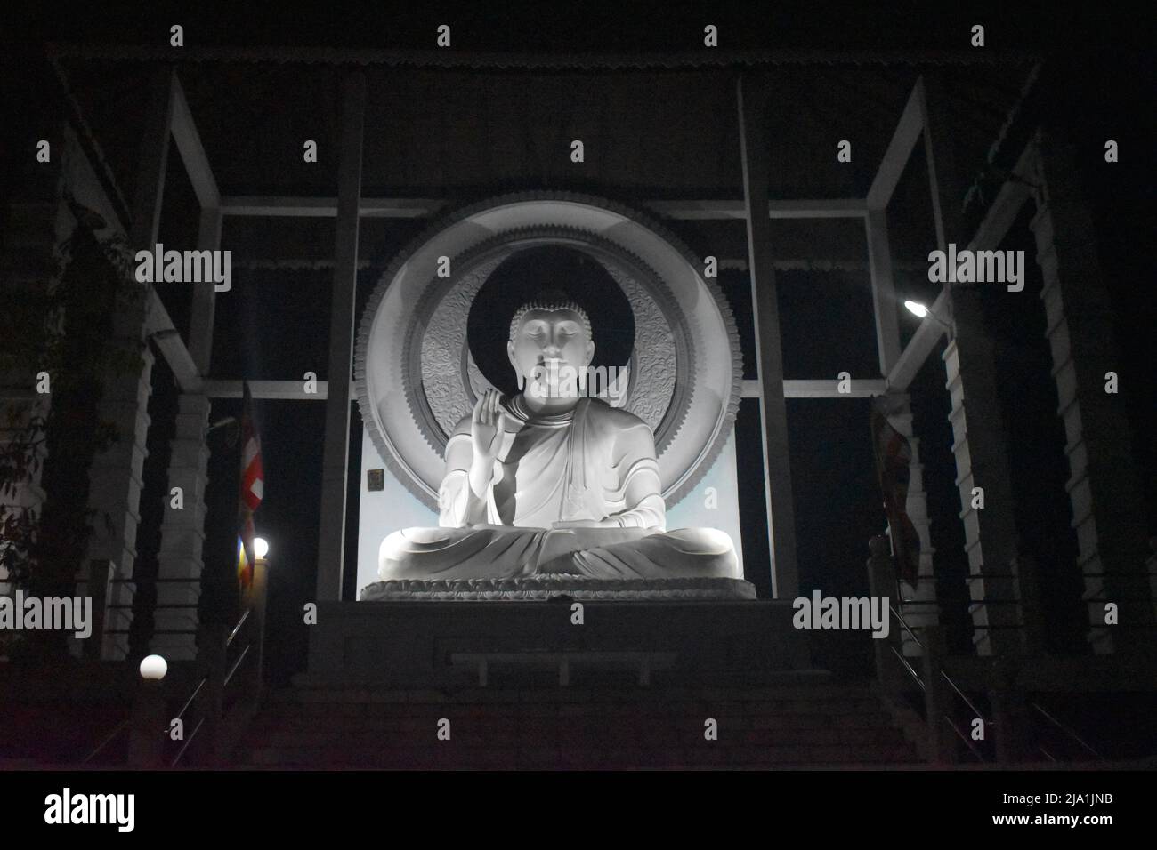 Eine Statue von Lord Buddha in einem Tempel. Gautama Buddha war ein asketischer und spiritueller Lehrer des alten Indien, der in der zweiten Hälfte des ersten Jahrtausends v. Chr. lebte. Er war der Begründer des Buddhismus und wird von Buddhisten als erleuchtetes Wesen verehrt, dessen Lehren einen Weg zur Freiheit von Unwissenheit, Begierde, Wiedergeburt und Leiden suchten. Colombo, Sri Lanka. Stockfoto