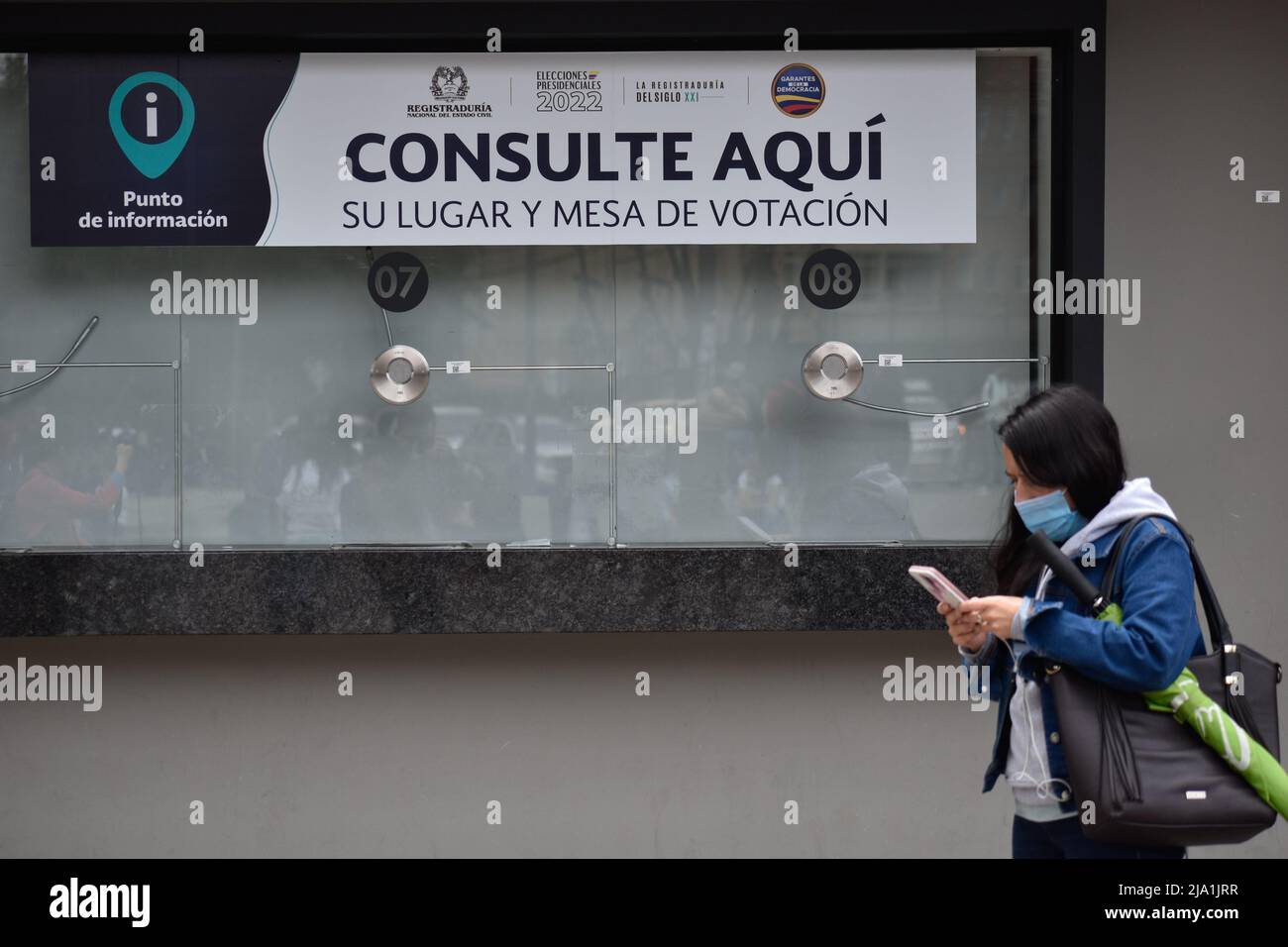 Eine Person steht vor einem Informationsfenster für die Präsidentschaftswahlen in Bogota, Kolumbien, am 26. Mai 2022. Die Präsidentschaftswahlen finden am 29. Mai statt. Foto: Camilo Erasso/Long Visual Press Stockfoto