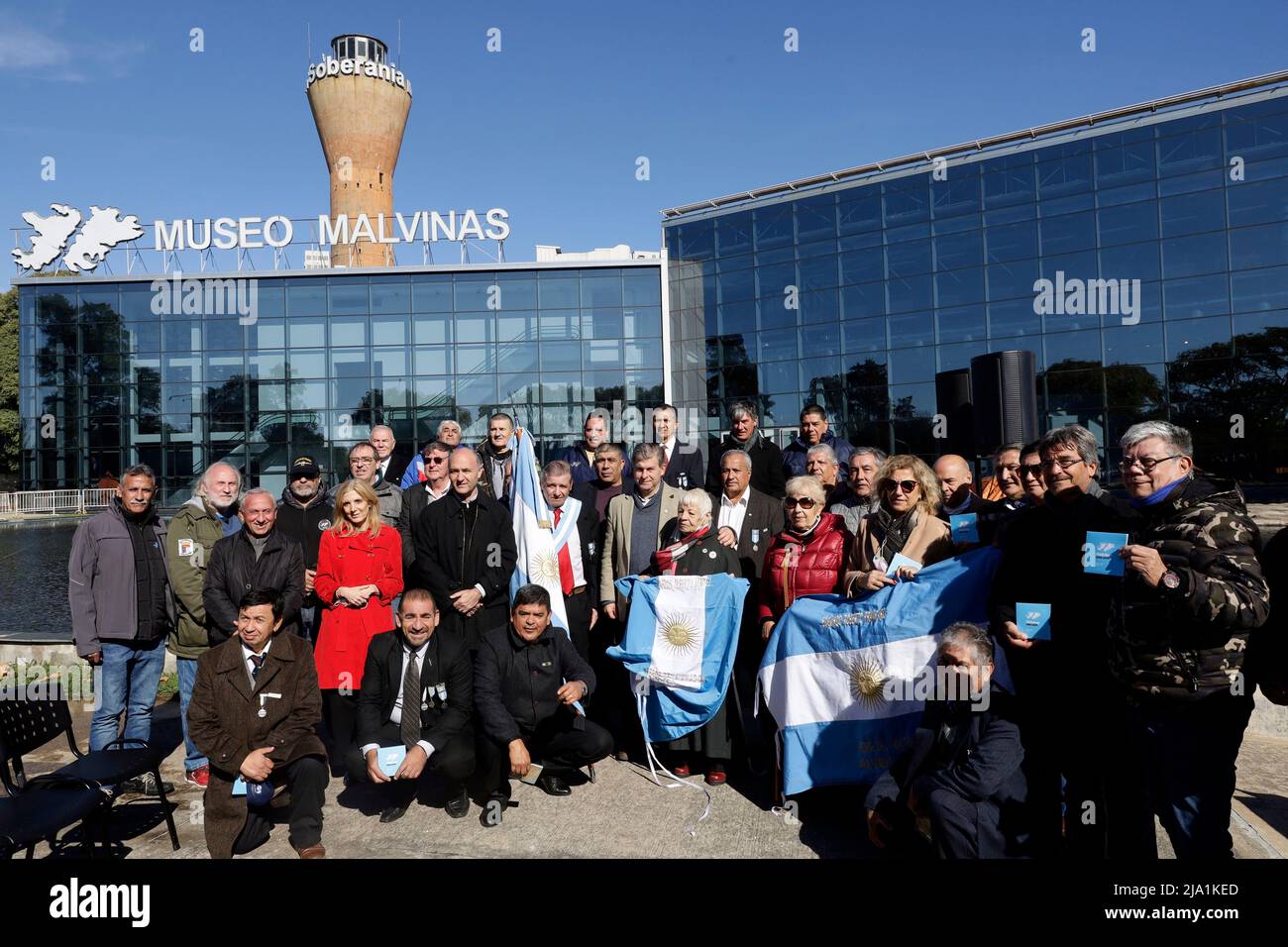 Buenos Aires, 26.. Mai 2022. Tribut wurde an die Besatzungsmitglieder gezahlt, die beim Untergang der ARA Cruise, General Belgrano im Malvinas-Krieg, gefallen waren. Auf dem Foto sind unter anderem ehemalige Besatzungsmitglieder des Kreuzschiffs und Verwandte der gefallenen Besatzungsmitglieder zu sehen. (Quelle: Esteban Osorio/Alamy Live News) Stockfoto