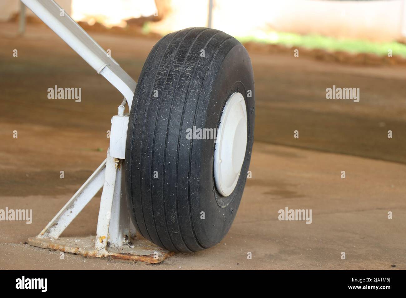 Räder von alten Flugzeugen oder Fahrwerk zur Vitrine aufbewahrt Stockfoto