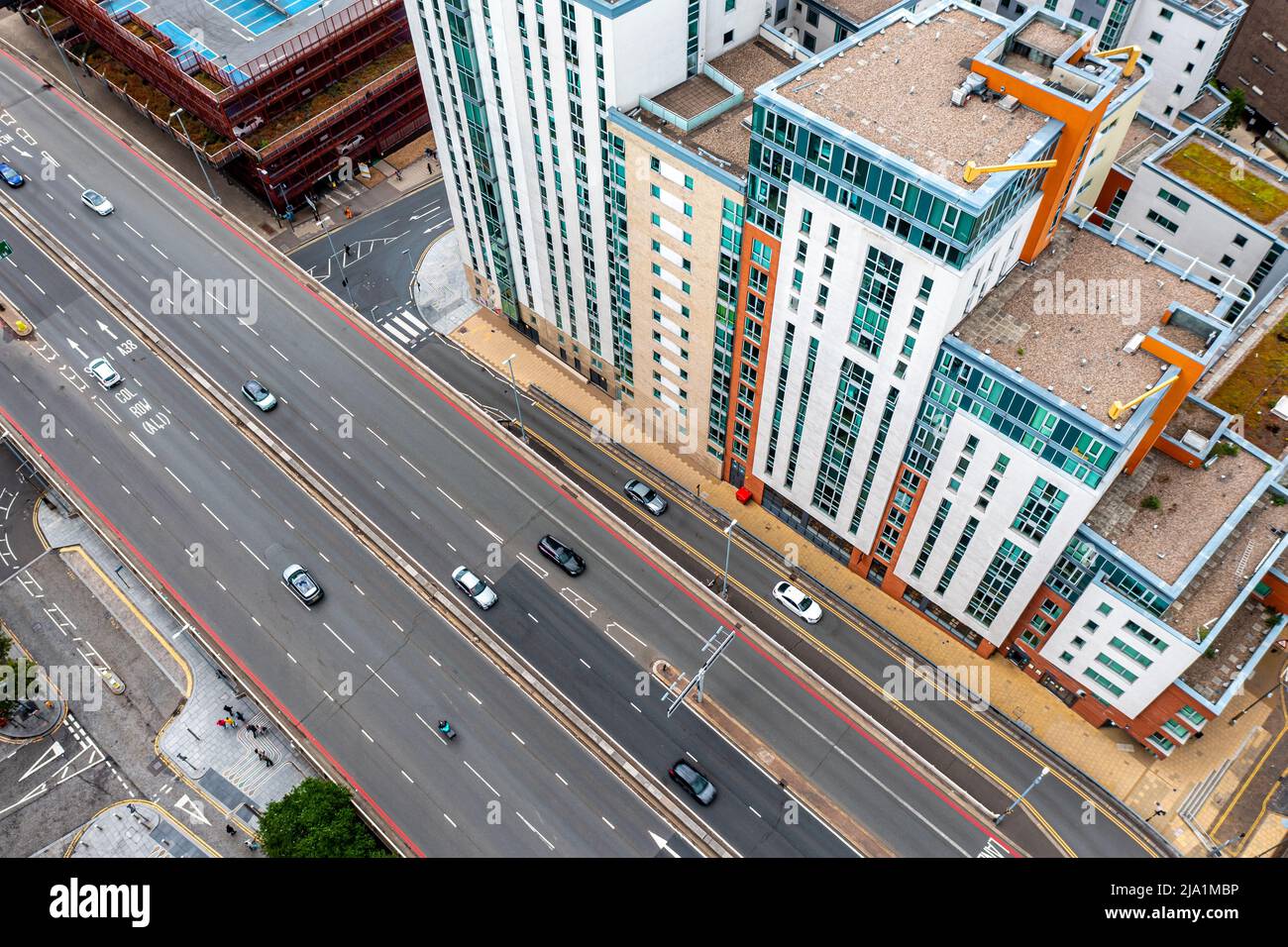 Luftaufnahme von oben auf geschäftige Straßen mit lebhaften und farbenfrohen Wohnblöcken und Kopierfläche Stockfoto