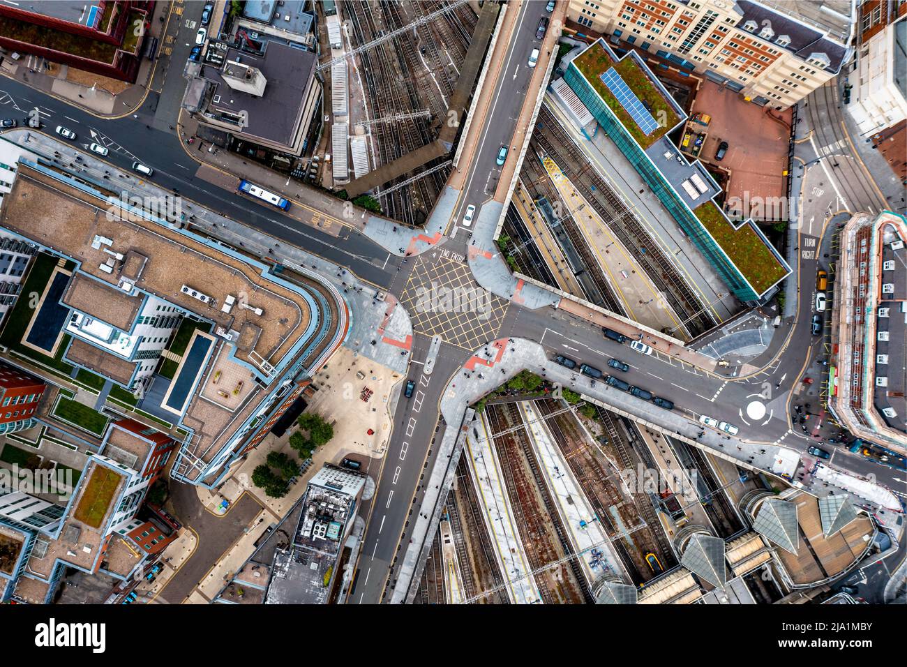 Ein Luftbild direkt über einer urbanen Metropole mit Kreuzung über stark befahrenen Eisenbahnlinien Stockfoto