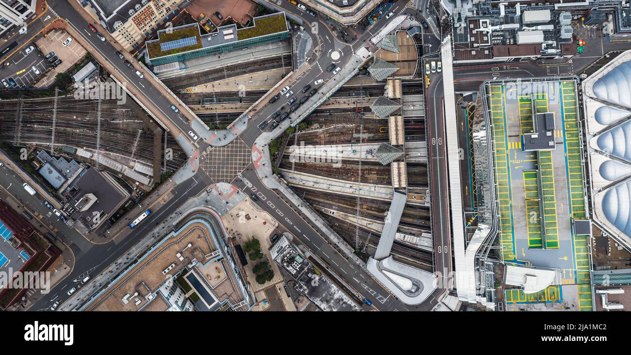 Luftaufnahme direkt über einer städtischen Metropole mit Kreuzung über vielbefahrene U-Bahn- und U-Bahn-Schienen an der Birmingham New Street Stockfoto