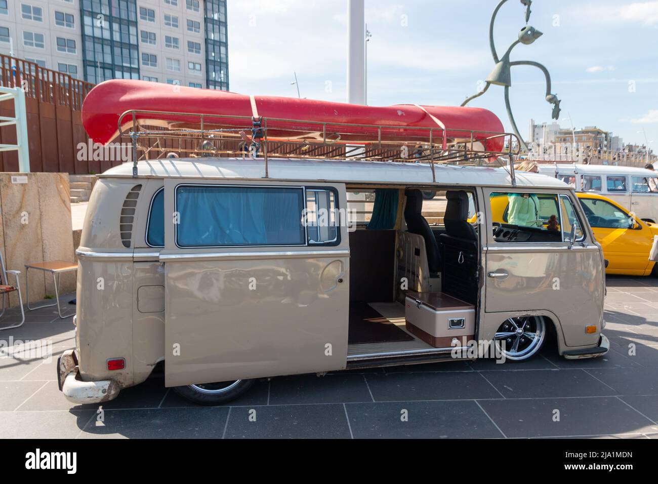Scheveningen Beach, Niederlande - 22. Mai 2022: VW kombi Camper Wagen Kanu auf Dachgepäckträger auf der luftgekühlten Oldtimer-Show Stockfoto