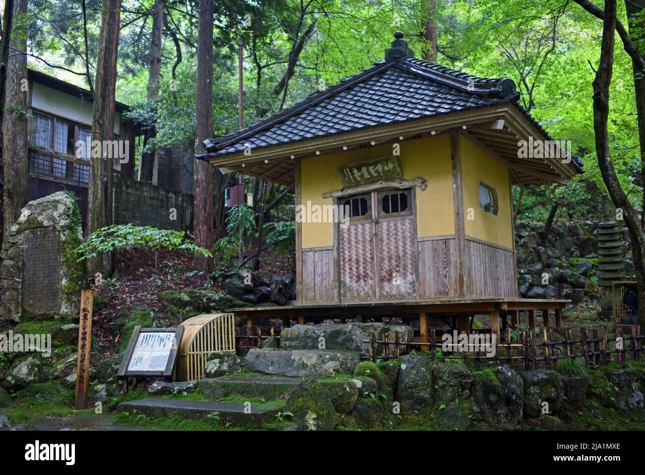 Kakusenkei Walk, wo Sie das Basho-do finden können, eine Hütte zu Ehren des berühmtesten Haiku-Dichters der Edo-Zeit, Basho, Stockfoto