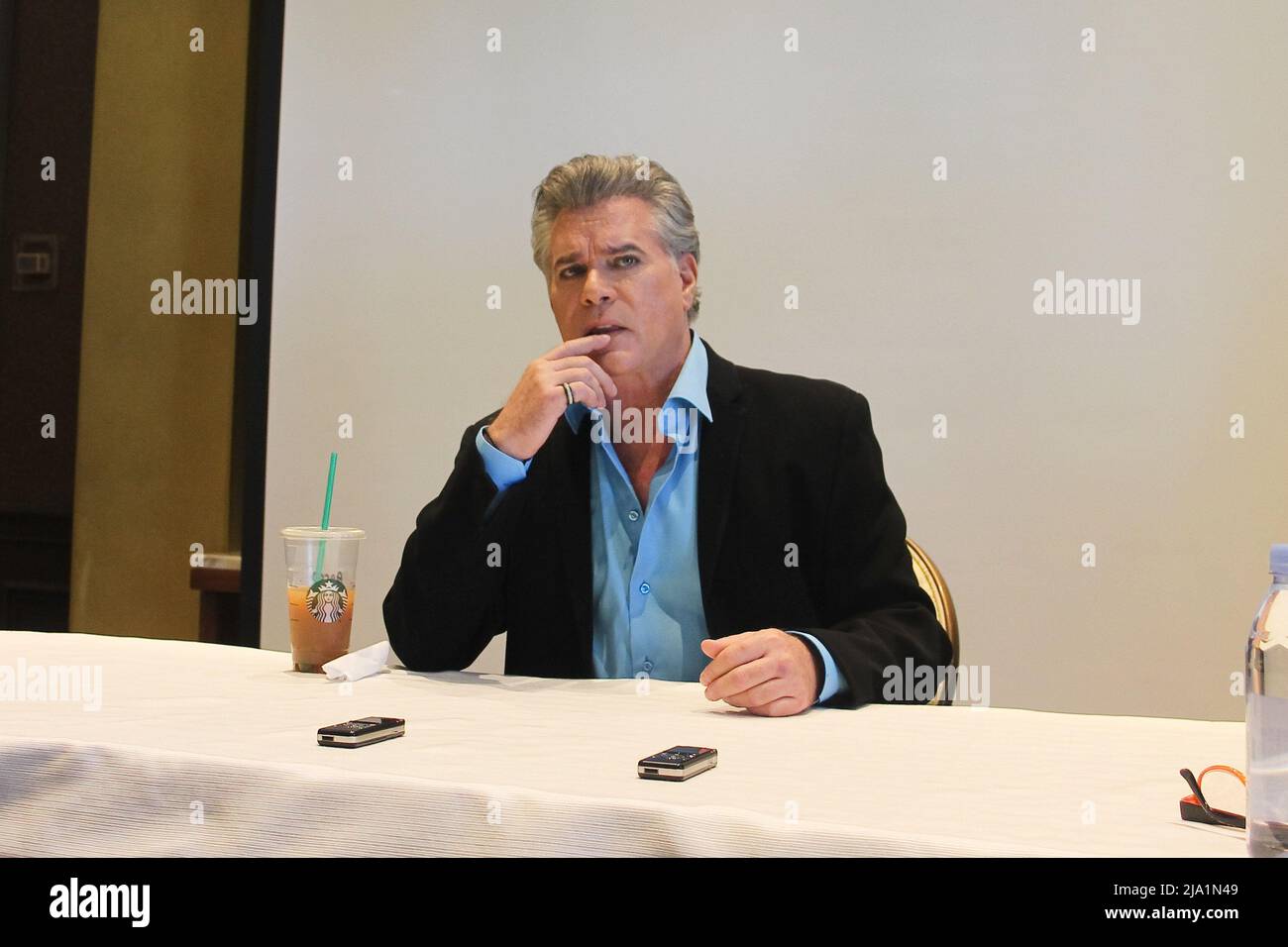 Beverly Hills, USA. 17.. Februar 2016. Ray Liotta bei der Pressekonferenz der TV-Serie „Shades of Blue“, die am 16. Februar 2016 im Four Seasons Hotel in Beverly Hills, Kalifornien, stattfand. © JRC Photo Library/The Hollywood Archive (Alle Rechte vorbehalten) Aktenzeichen # 32850_008JRC Credit: PictureLux/The Hollywood Archive/Alamy Live News Stockfoto