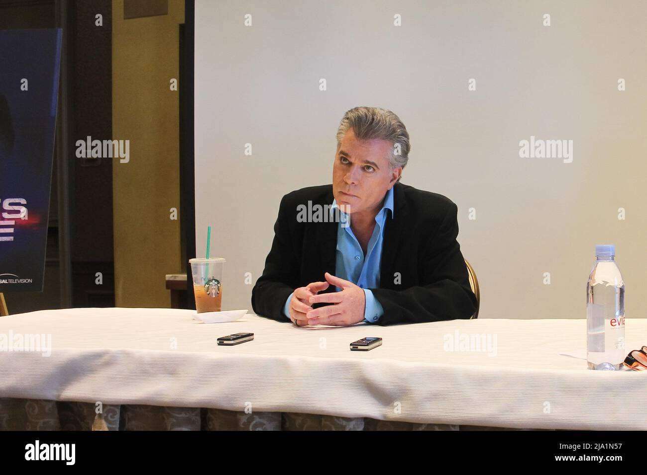 Beverly Hills, USA. 17.. Februar 2016. Ray Liotta bei der Pressekonferenz der TV-Serie „Shades of Blue“, die am 16. Februar 2016 im Four Seasons Hotel in Beverly Hills, Kalifornien, stattfand. © JRC Photo Library/The Hollywood Archive (Alle Rechte vorbehalten) Aktenzeichen # 32850_011JRC Credit: PictureLux/The Hollywood Archive/Alamy Live News Stockfoto