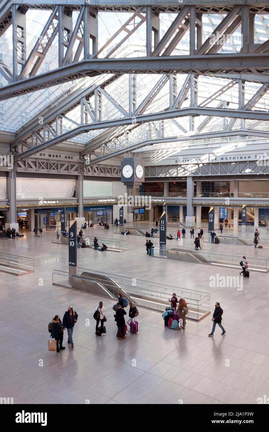 Moynihan Train Hall, eine Erweiterung der Penn Station im ehemaligen James A. Farley Postgebäude, hat Zugang zur Long Island Railroad & Amtrak. Stockfoto