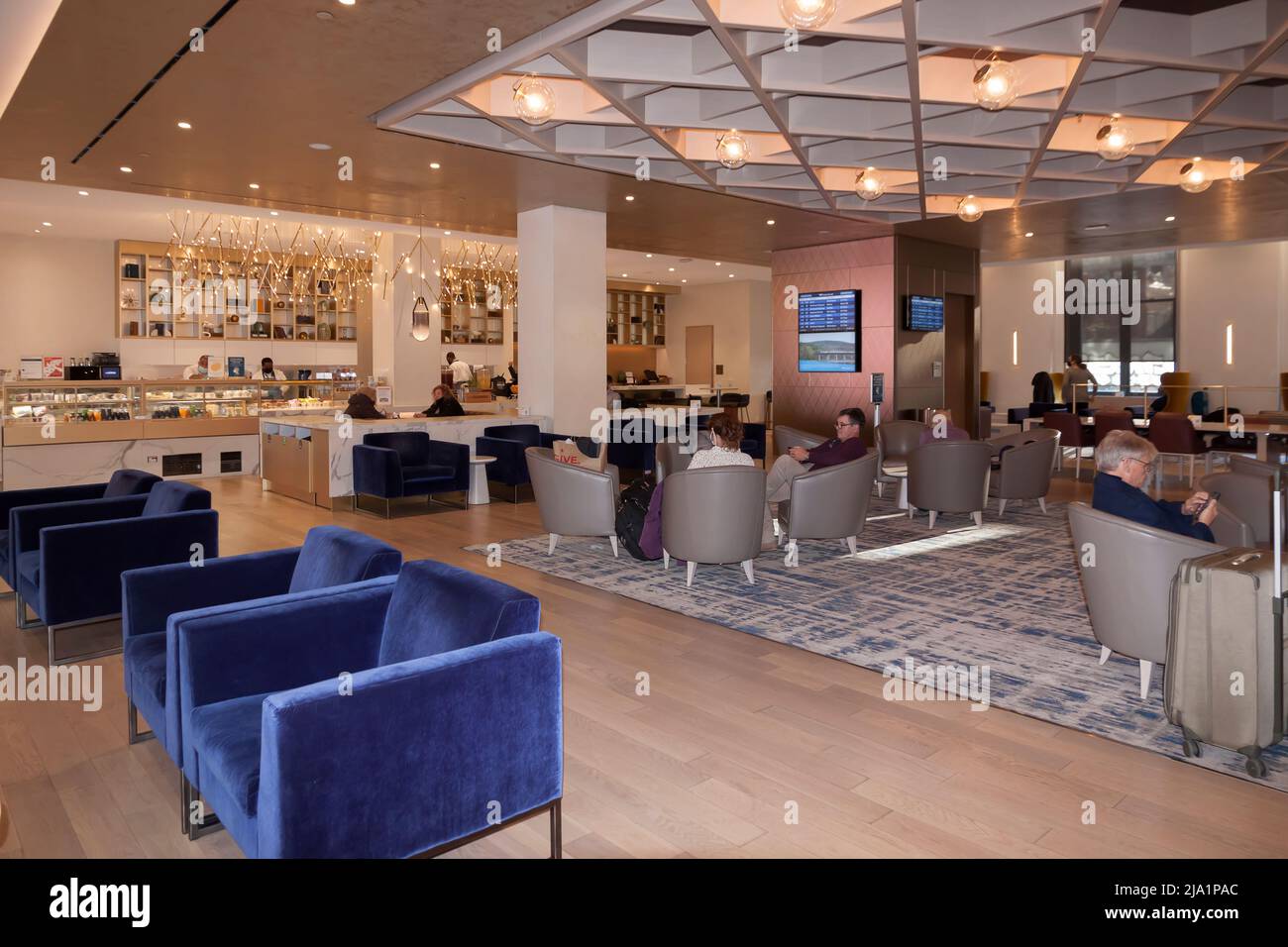 Der Wartebereich der Metropolitan Lounge von Amtrak in der neuen Moynihan Train Hall im James A. Farley Post Office Building, New York City, NY. Stockfoto
