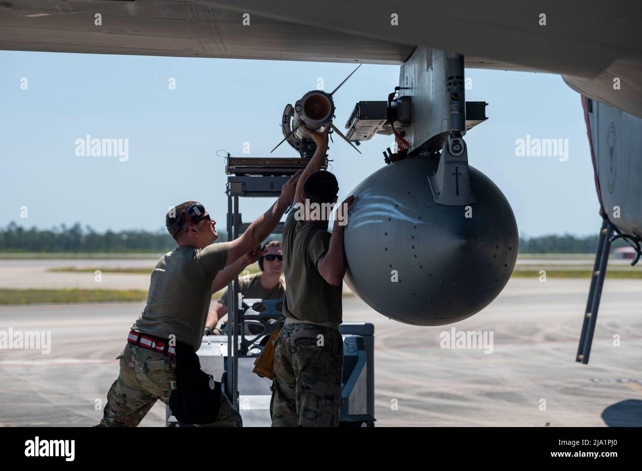 12. Mai 2022 - Tyndall Air Force Base, Florida, USA - U.S. Airmen mit dem 104. Aircraft Maintenance Squadron, Barnes Air National Guard Base, Massachusetts, laden während der Checkered Flag 22-2 auf der Tyndall Air Force Base, Florida, 12. Mai 2022 eine AIM-120 Advanced Medium Range, Air-to-Air Rakete auf einen F-15C Eagle. Checkered Flag ist eine großräutige Luftübung, die in Tyndall durchgeführt wird und die Bereitschaft und Interoperabilität durch den Einbau von Flugzeugen der 4.- und 5.-Generation während der Kampfausbildung von Luft zu Luft fördert. Die Übung 22-2 fand vom 9. Bis 20. Mai 2022 statt. (Bild: © U.S. Stockfoto