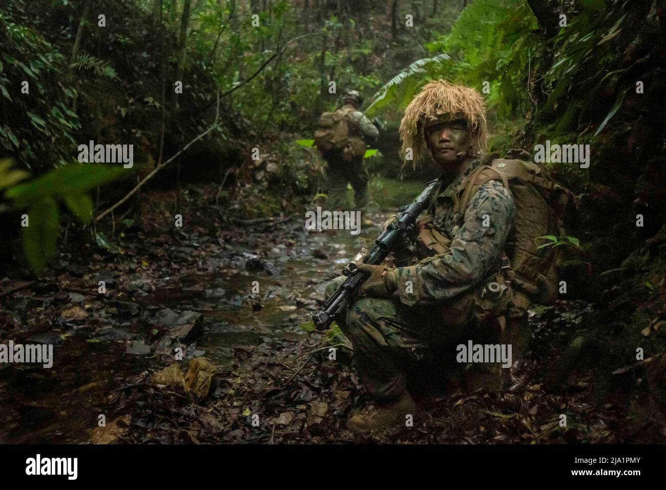 Okinawa, Japan. 11.. Mai 2022. U.S. Marine Corps CPL. Daehong Kang, ein Randalier mit 3D Bataillons und 2D Marineinfanteristen, sorgt während der Gegen-Angriff-Übung auf Okinawa, Japan, 11. Mai 2022 für Sicherheit. Während dieser Force-on-Force-Übung setzte sich eine Infanterie-Kompanie mit 3/2 Personen schnell in die doppelbaldigen Dschungel des Northern Training Area ein, um sich gegen einen Angriff einer anderen Infanterie-Kompanie mit 1. Bataillons und 3D Marineinfanteristen zu verteidigen. Diese Übung wurde entwickelt, um die fähigkeit der 3D Marine Division zu erhöhen, wichtige maritime Gebiete wie Inseln oder Küstengebiete zu ergreifen und zu verteidigen und Expeditionskriminen durchzuführen Stockfoto