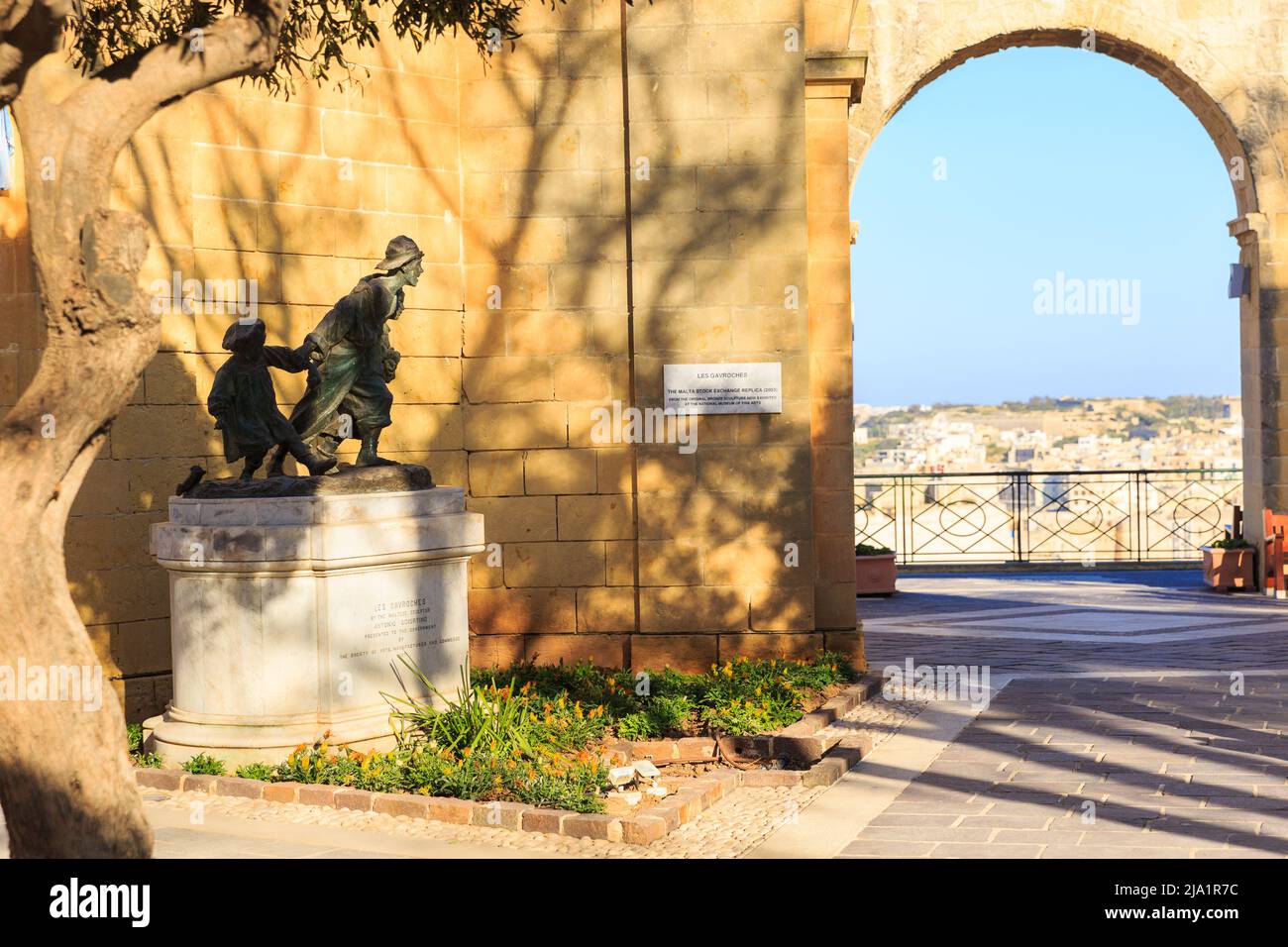 Valletta, Malta - 29. APRIL 2019: Nachbildung der Skulptur von Gavroche, angenehmer Abend und Sonnenuntergang. Upper Barrakka Gardens. Sonnig, ruhig, toller Sonnenuntergang. Bäume Stockfoto