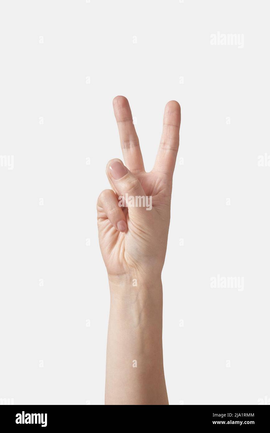 Sieg gestikulierenden weiblichen oder V-Buchstaben Hand auf weiß. Stockfoto