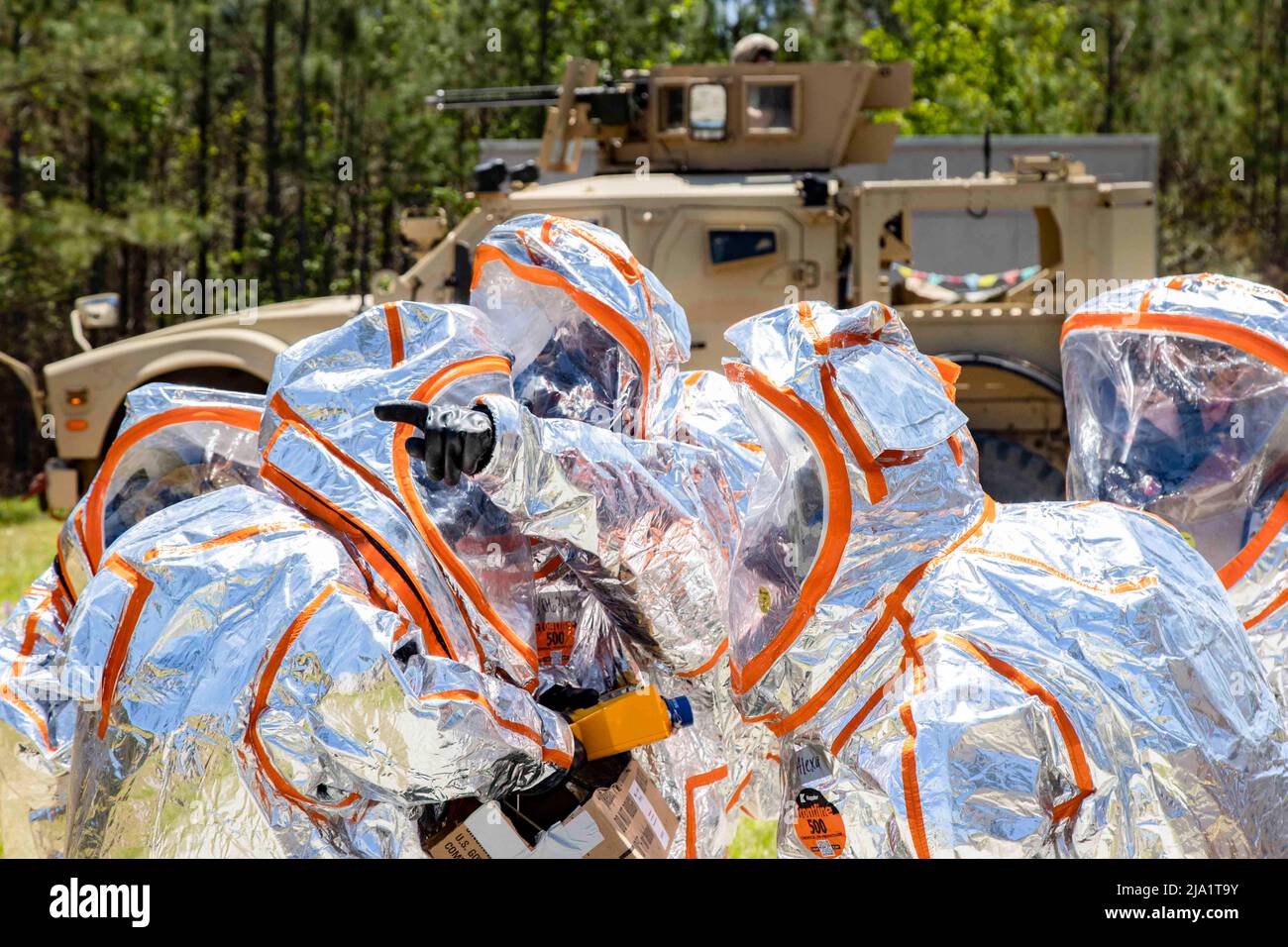 27. Apr 2022 - USA - Soldaten der CBRN-Brigade 31. der Alabama National Guard und des NBC-Verteidigungsbataillons 72. in Rumänien bündeln ihre Kräfte, um Taktiken, Techniken, Verfahren und Ausrüstung im Camp Shelby, Mississippi, vom 24. Bis 30. April 2022 zu überbieten. Die Truppen integrierten sich in kombinierte Teams für Übungen, die die Aufklärung, Analyse und Dekontamination von gefährlichen Materialien, nukleare, biologische, chemische Aufklärungsfahrzeuge (NBCRV), Standortsicherheit, Medevac, M4 Karabinerabwehrschießen, Maschinengewehrschießen und vieles mehr betraf. Die Force-to-Force-Verlobung war der zweite Teil eines zweiteiligen Ereignisses, wit Stockfoto