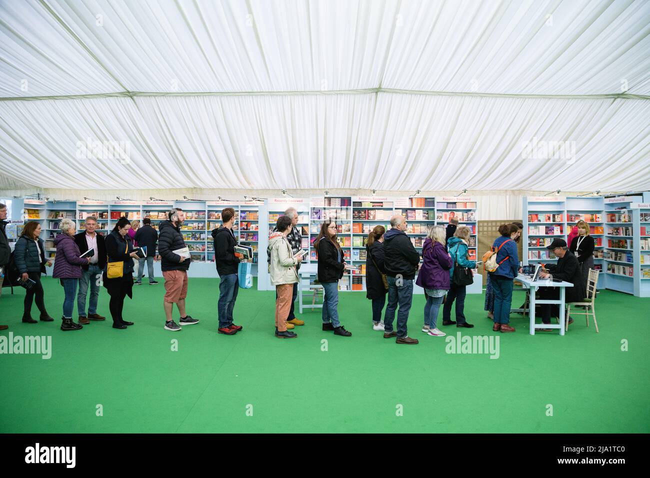 Hay-on-Wye, Wales, Großbritannien. 26.. Mai 2022. Anthony Horowitz macht eine Buchunterzeichnung beim Hay Festival 2022 in Wales. Quelle: Sam Hardwick/Alamy. Stockfoto