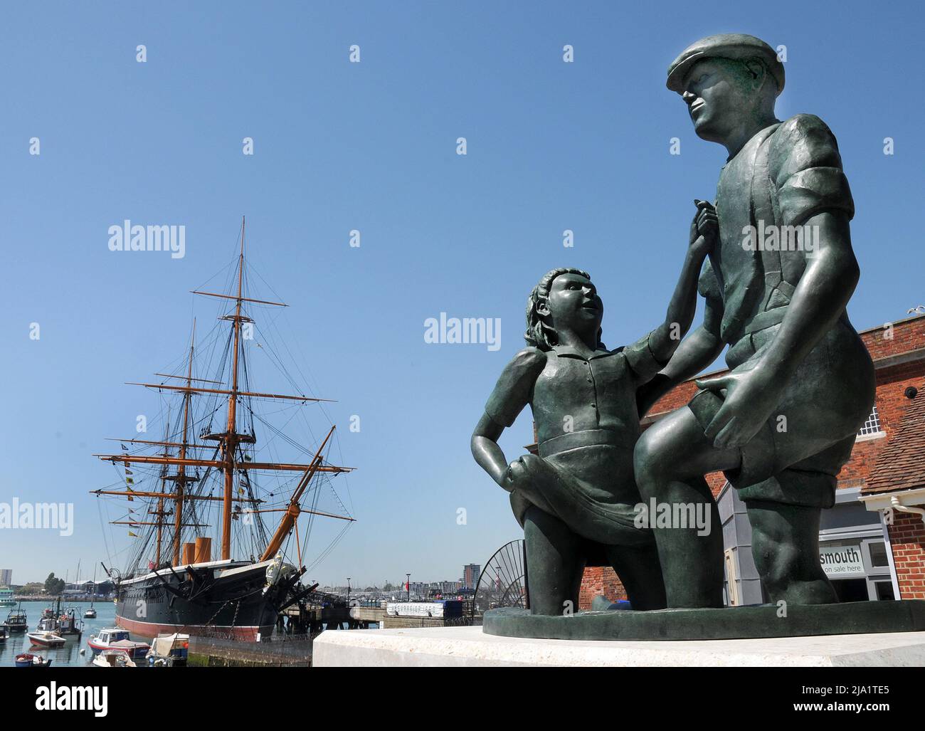 MUDLARKS-STATUE, ERSTES EISERNES KRIEGSSCHIFF, HMS-KRIEGER, DIE HARTE, HISTORISCHE HAFENANLAGE IN PORTSMOUTH, MAI 2010 PIC MIKE WALKER 2010 Stockfoto
