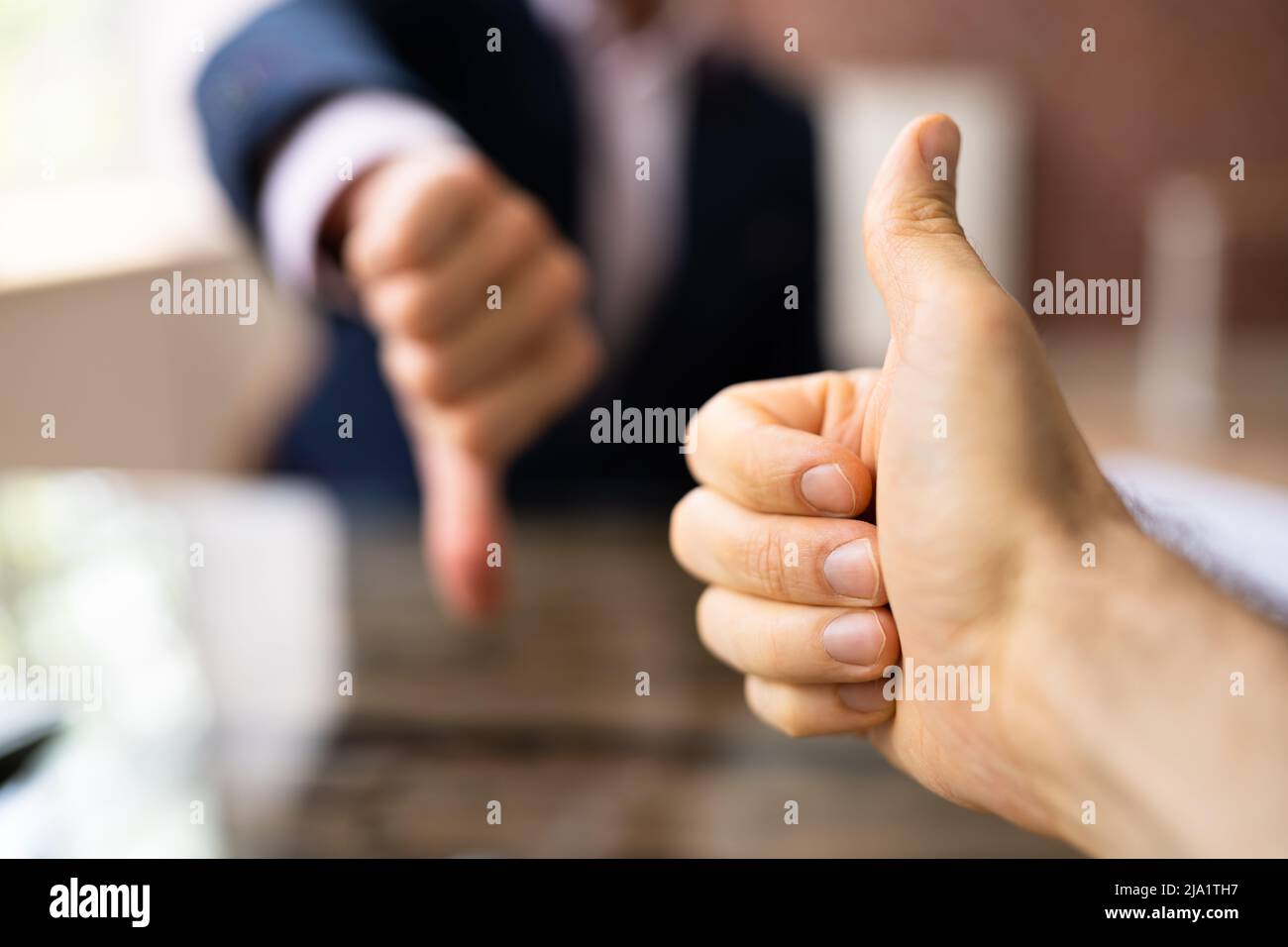 Zwei Geschäftsleute, Daumen hoch und Daumen unten Anmelden Büro Stockfoto