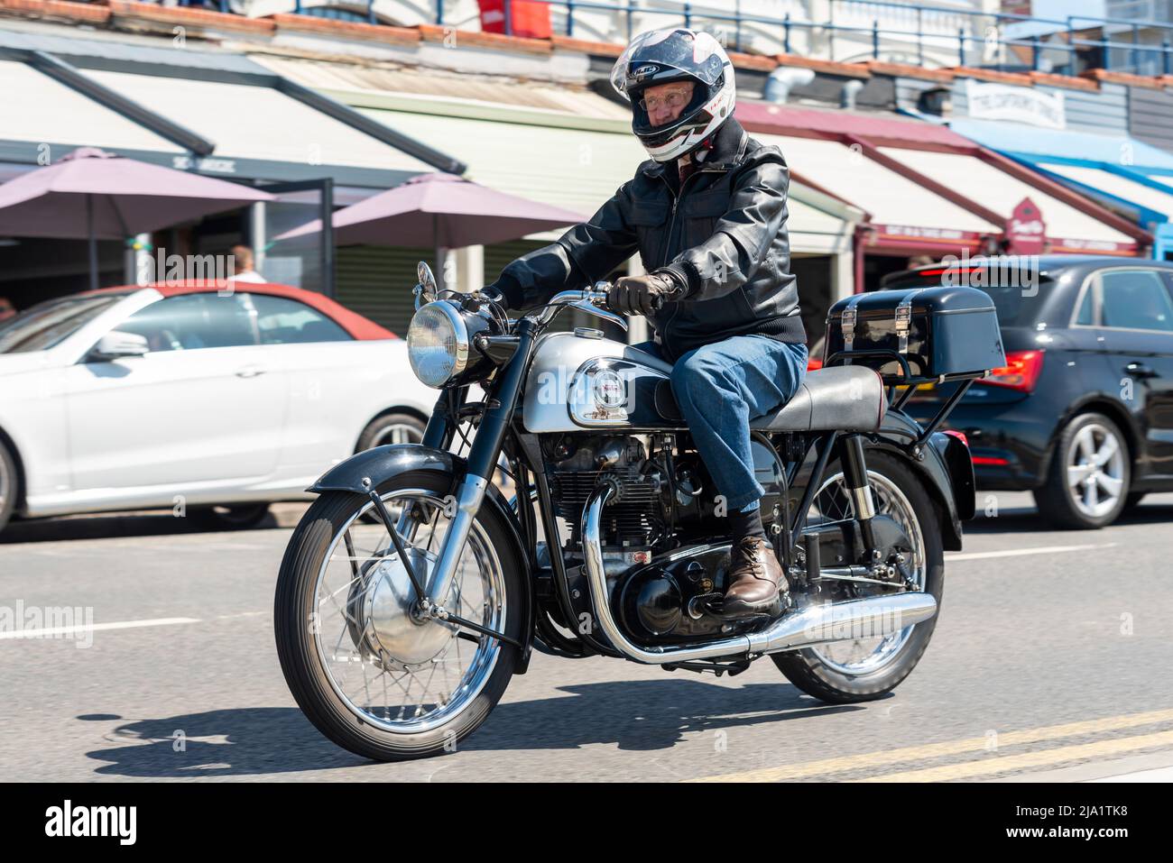 Motorradfahrer, die an der Distinguished Gentleman's Ride Motorradveranstaltung teilnehmen, auf einem Norton Motorrad Stockfoto