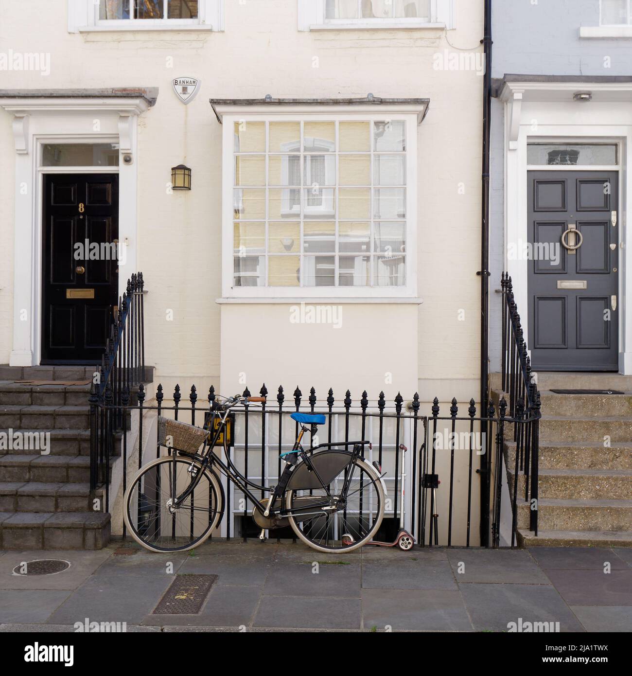 London, Greater London, England, Mai 14 2022: Fahrradfahren vor malerischen Anwesen in der Nähe der Kings Road im Chelsea-Gebiet. Stockfoto