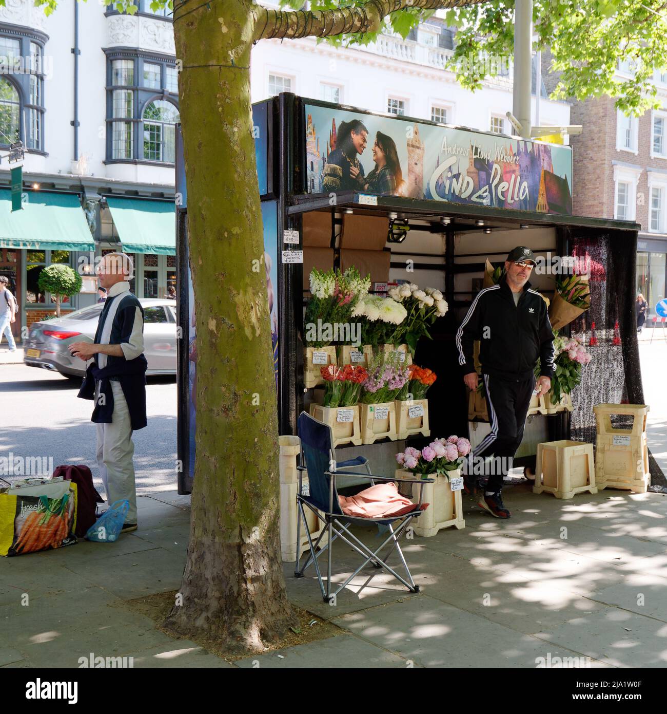 London, Greater London, England, 14 2022. Mai: Mann mit Sonnenbrille verlässt einen Blumenstand auf der Kings Road in Chelsea. Stockfoto