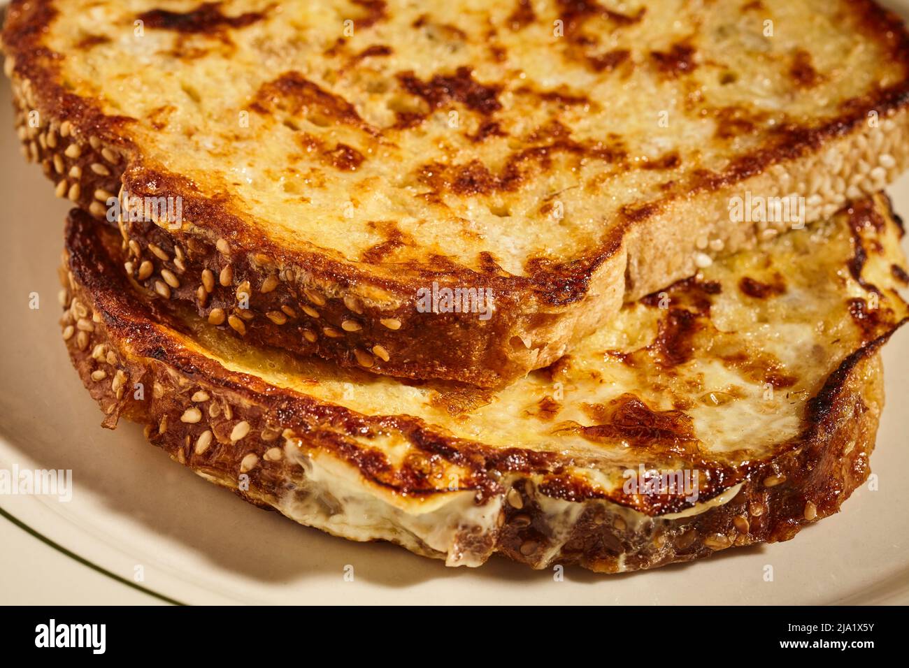 Französischer Toast mit Vollkornbrot. Dieses Gericht wird auch als Eierbrot, Bombay Toast, Zigeunerbrot oder arme Ritter von windsor bezeichnet Stockfoto