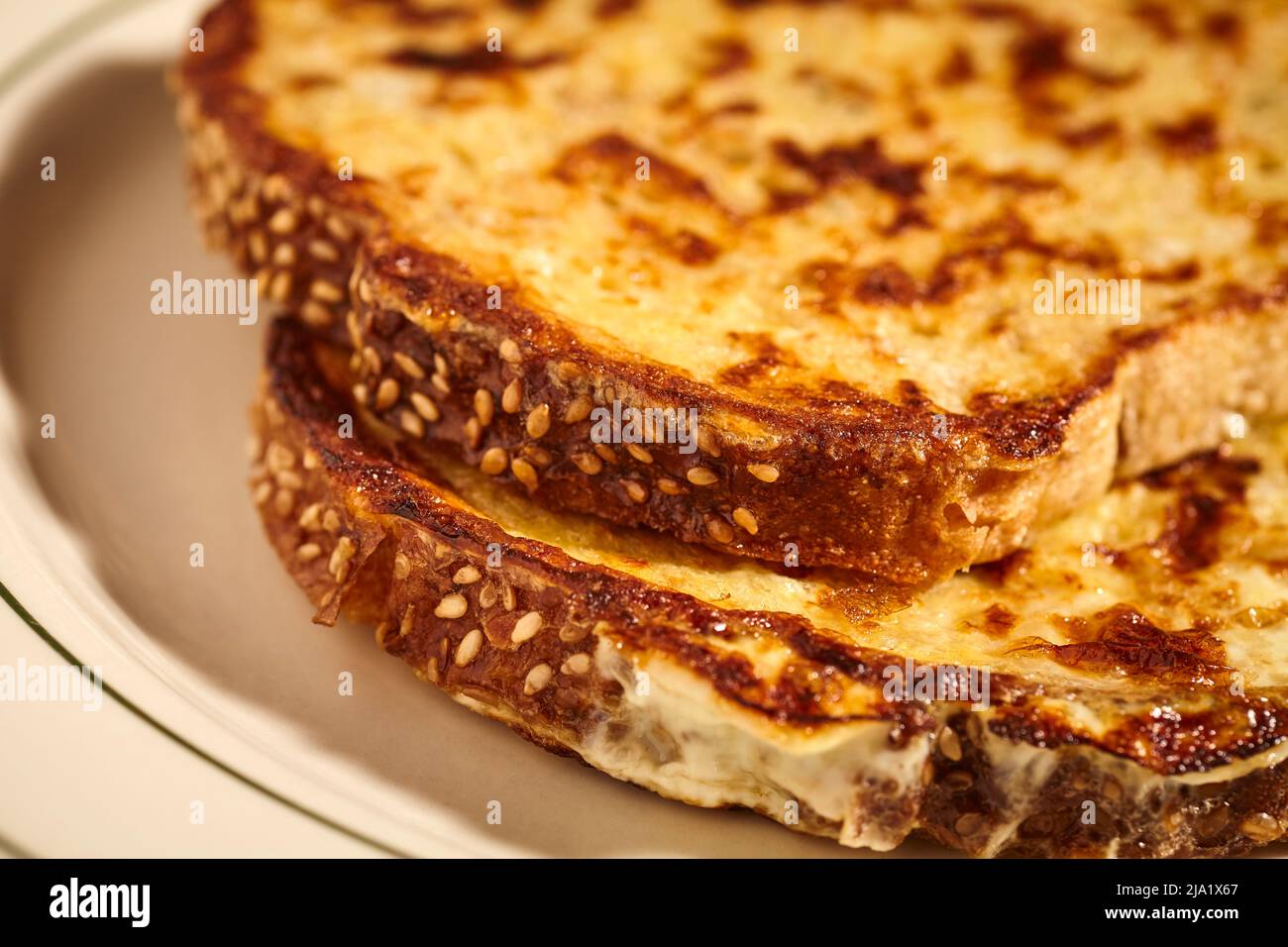 Französischer Toast mit Vollkornbrot. Dieses Gericht wird auch als Eierbrot, Bombay Toast, Zigeunerbrot oder arme Ritter von windsor bezeichnet Stockfoto