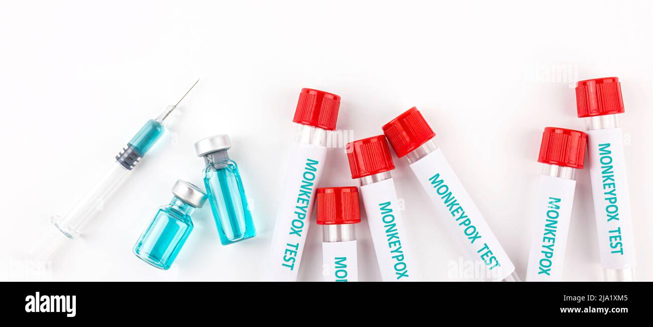 Blutprobenschlauch für Monkeypox-Virus-Test und Spritze mit Impfstoffpocken auf weißem Hintergrund. Medizinisches Konzept. Draufsicht. Banner. Stockfoto